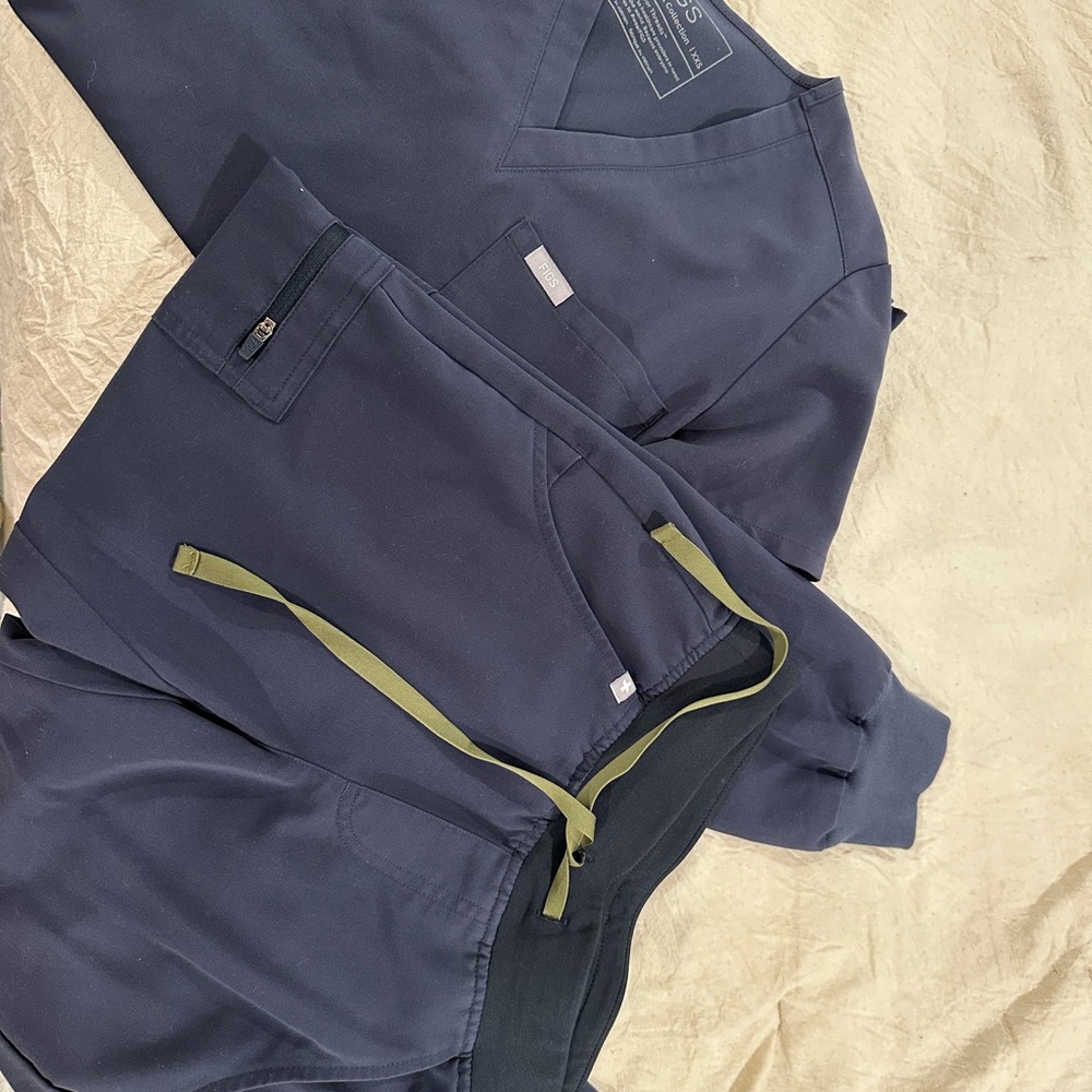 Dark Harbor jogger scrub set